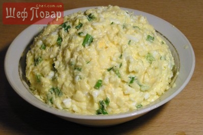Как приготовить Салат с плавленными сырками, яйцом и чесноком рецепт пошагово