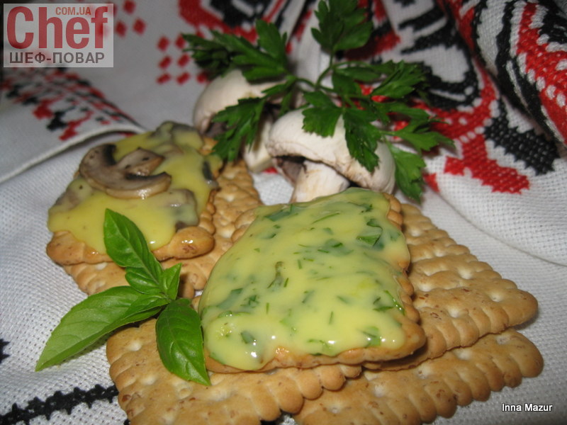 Домашній плавлений сир із зеленню і часником