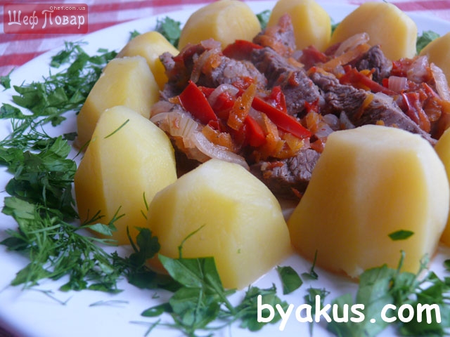 Венгерский гуляш из говядины с помидорами и перцем