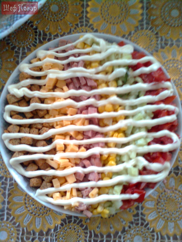 Красочный салат «Радуга» с куриным филе