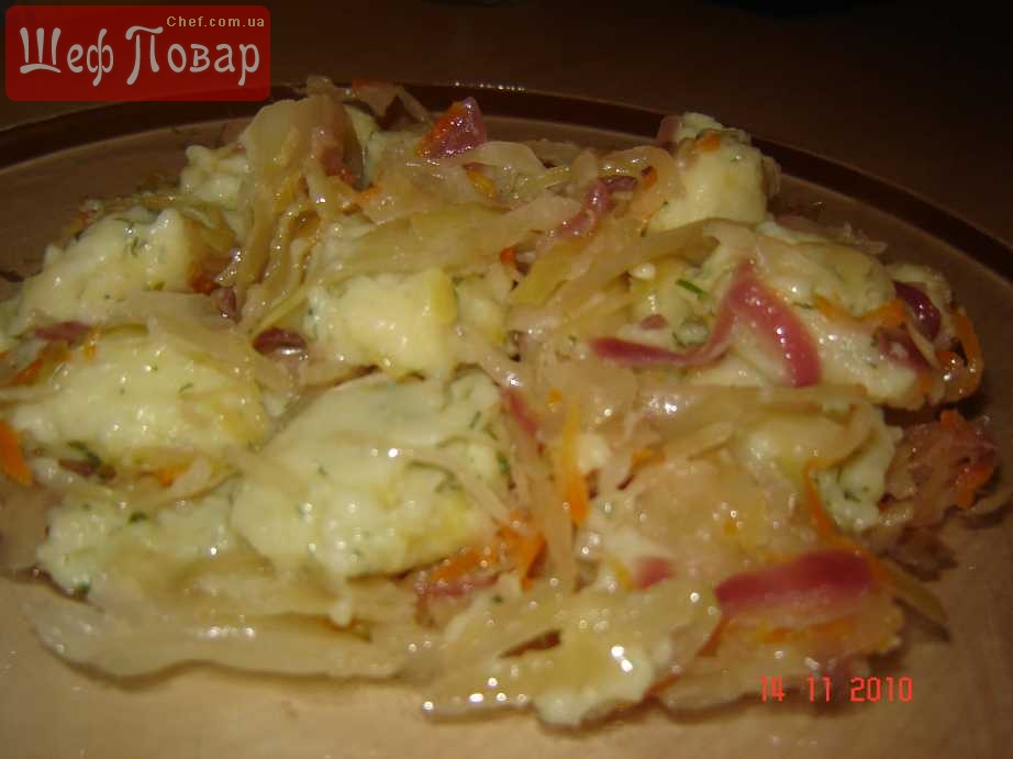 Картофельные клецки с квашенной капустой