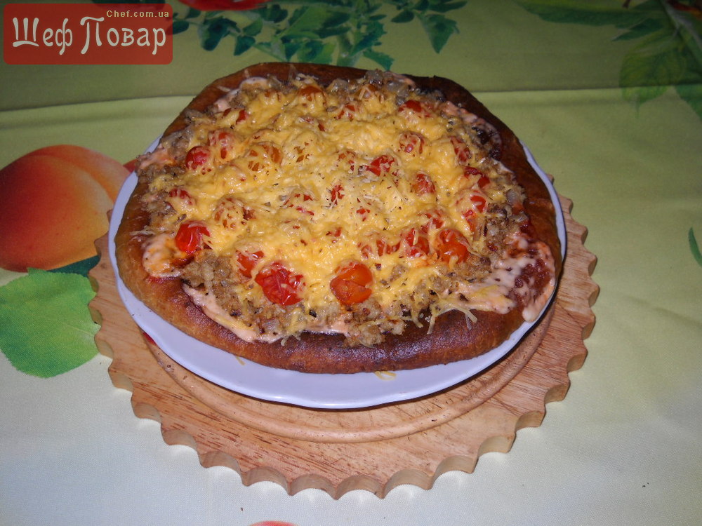Пицца с фаршем, помидорами и луком