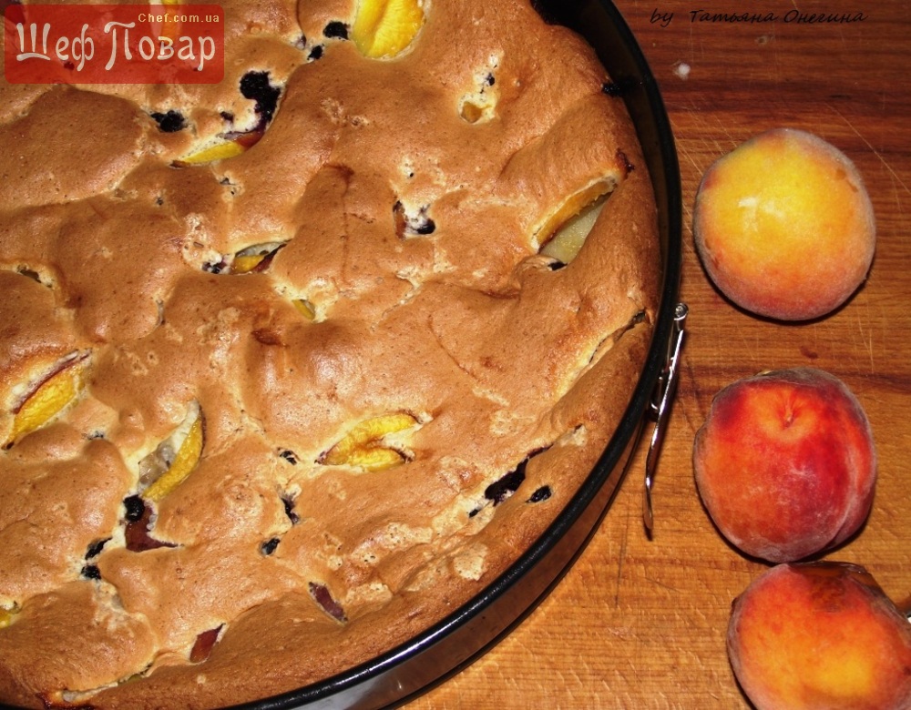 Пирог с персиками и черникой - воздушный летний десерт