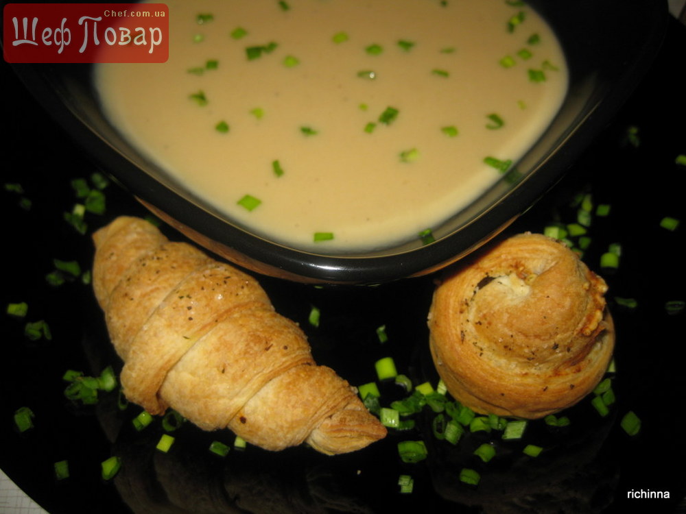 Луково-сырный крем-суп с круассанами