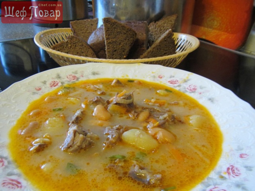 Говяжий суп с печеной фасолью и сливочным сыром