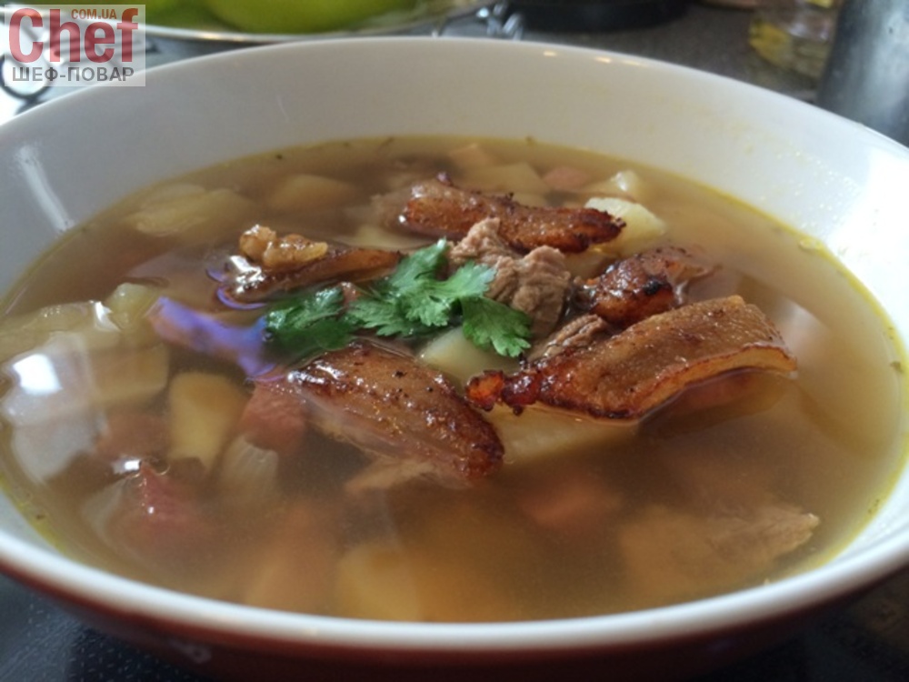 Машевый суп с тремя видами мяса и кинзой