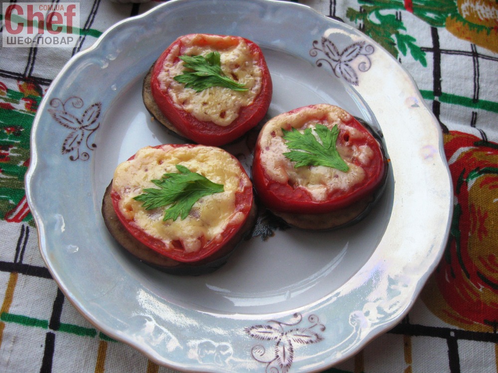 Баклажани запечені з помідорами та сиром
