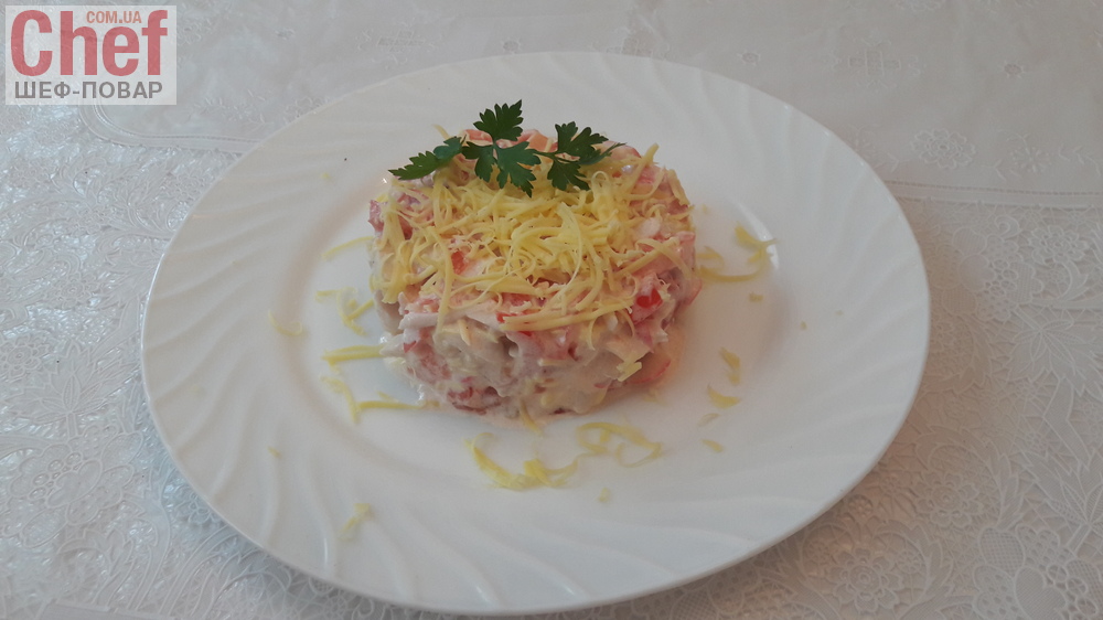 Превосходный салат с крабовыми палочками помидором и сыром