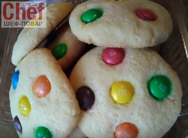 Веселое песочное печенье с разноцветными конфетами M&M's для сладкоежек