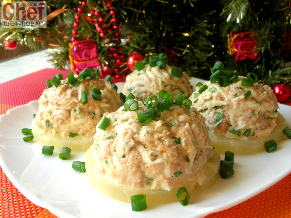 Праздничная закуска с тунцом на ананасовых кольцах