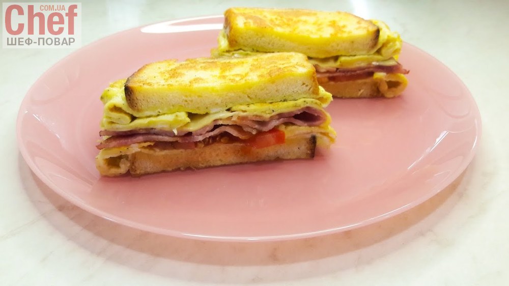 Горячий сэндвич на сковороде с яйцом