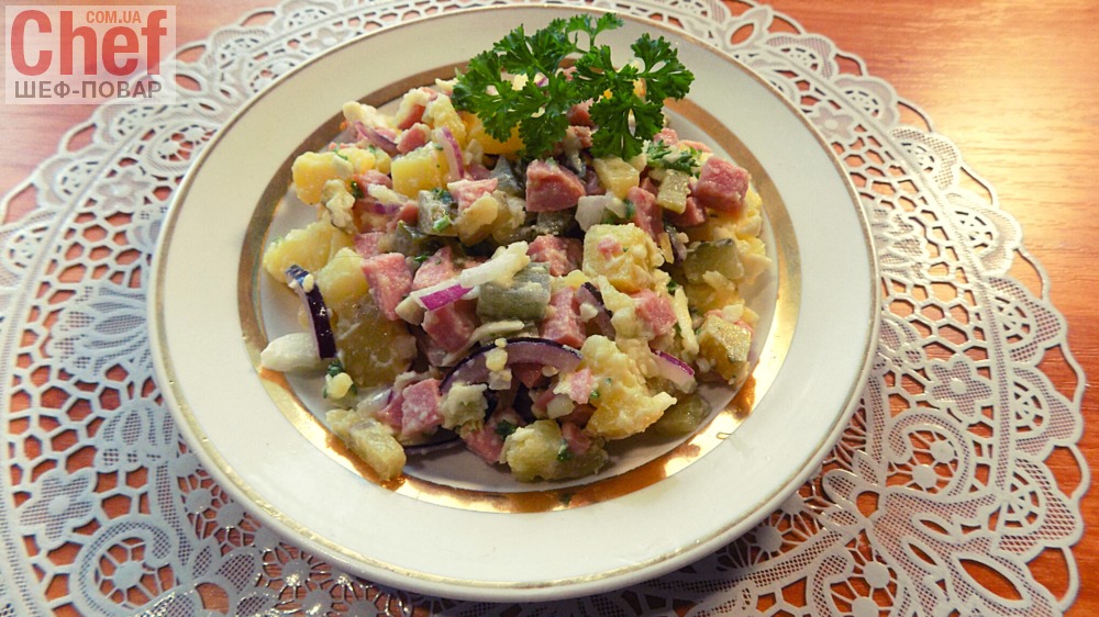 Салат из картофеля с солеными огурцами и сосисками