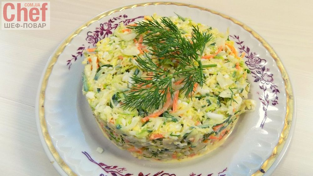 Простой витаминный салат из савойской капусты