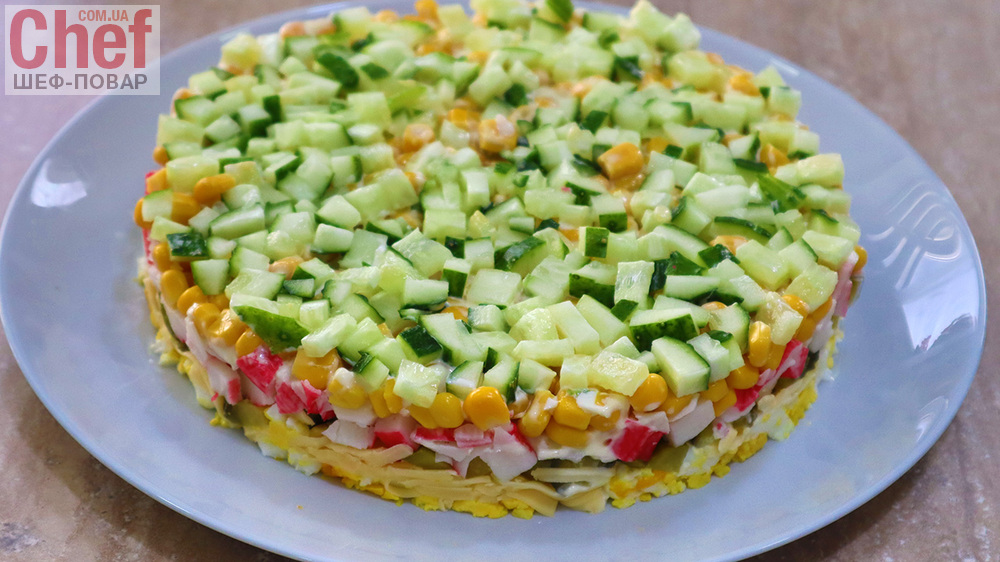 Крабовый салат с огурцом и кукурузой